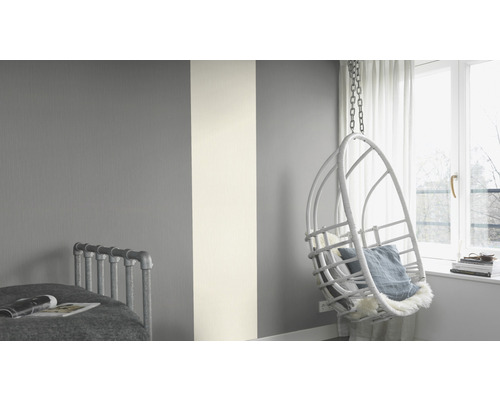 Schlafzimmer mit Wandgestaltung in Grau und Weiß und Hängekorbsessel