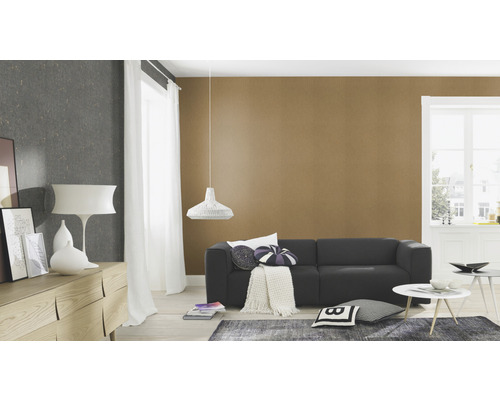 Wohnzimmer mit Sofa, Beistelltisch, Kommode und Pendelleuchte vor gemusterter Tapete