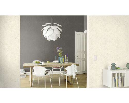 Esszimmer mit Holztisch, weißen Stühlen und moderner Pendelleuchte