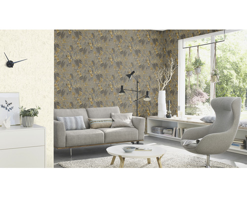 Heller Wohnraum mit Sofa, Sessel, Tisch und gemusterter Tapete für ein gemütliches Ambiente