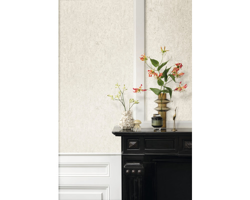 Wohnraum mit Mustertapete, Kamin und Blumenvasen