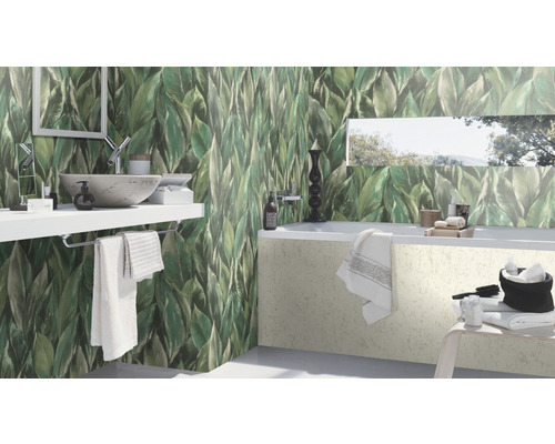 Badezimmer mit Tapete mit Blattmuster, Waschtisch und Badewanne