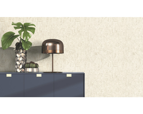 Dekorative Szene mit Kommode, Lampe, Vase mit Pflanze und Kaktus