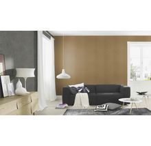 Wohnzimmer mit Sofa, Kommode und dekorativer Wandgestaltung.