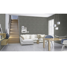 Wohnzimmer mit grauer Tapete, Treppe, weißer Couch und Holztisch