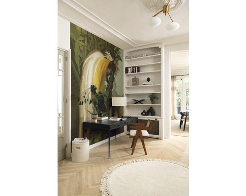 Helles Arbeitszimmer mit Schreibtisch, Stuhl, Bücherregal und Dschungel-Tapete mit Vogelmotiv
