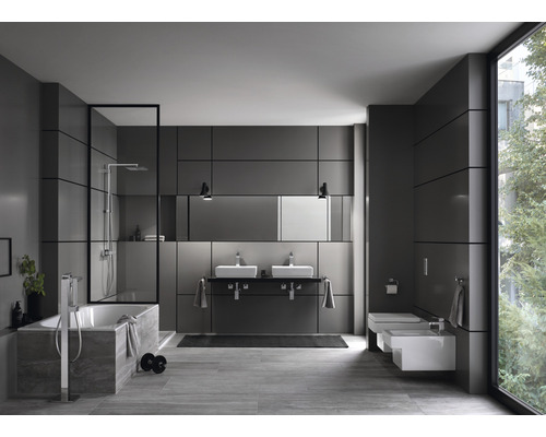 Modernes Badezimmer mit Badewanne, Dusche, Waschtisch und Toilette