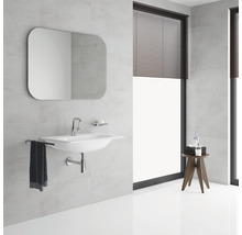Badezimmer mit Waschbecken, Spiegel, Handtuchhalter und Fenster mit Jalousien.