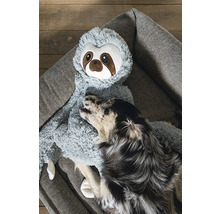 Hund ruht mit einem Faultier-Hundespielzeug auf einem Hundebett.