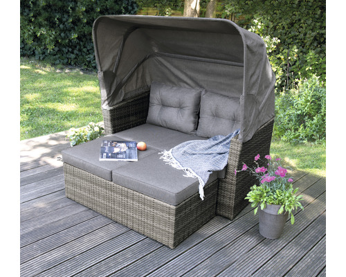 Gartenstrandkorb aus Polyrattan mit Sonnendach auf einer Holzterrasse