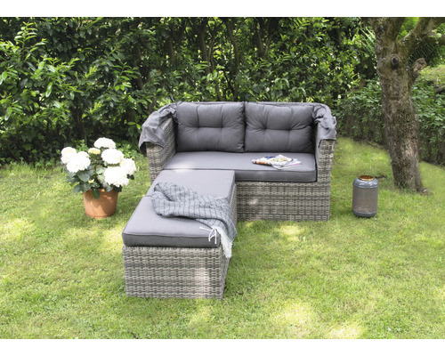 Gartenmöbelset mit Sofa, Hocker und Polyrattan-Optik auf Rasen