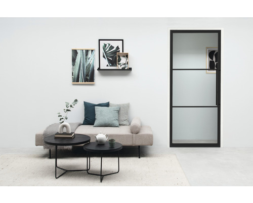 Helles Wohnzimmer mit Sofa, Couchtischen, Pflanzenbildern und Glastür