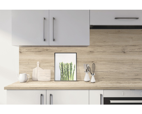 Küchenszene mit Arbeitsplatte, Küchenutensilien und Küchenmöbeln