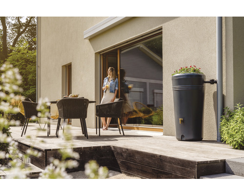 Terrasse mit Regenspeicher zur Gartenbewässerung und Sitzgruppe