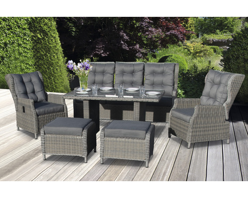 Gartenmöbel Set mit Tisch, Bank, Sesseln und Hockern auf einer Terrasse