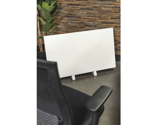 Freistehende, weiße Schallschutzwand im Büro
