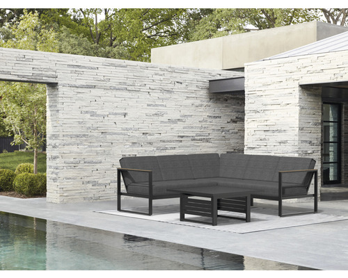 Gartenszene mit Lounge-Ecke und Tisch auf einer Terrasse