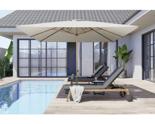 Quadratischer Sonnenschirm mit Holzgestell neben einem Pool und Liegestühlen.