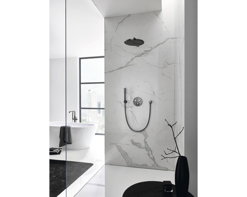 Modernes Badezimmer mit Marmorwand, Regendusche und freistehender Badewanne