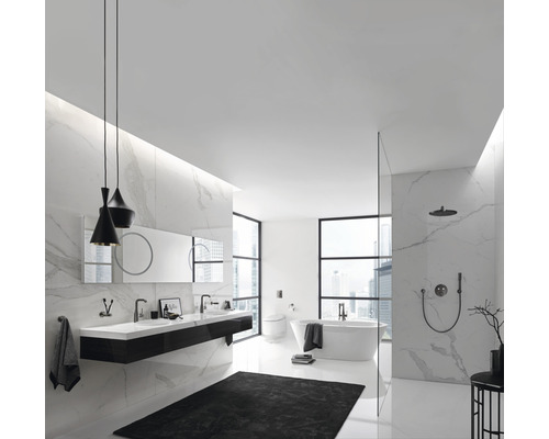 Helles Badezimmer mit Doppelwaschtisch, Badewanne, Dusche und großem Fenster