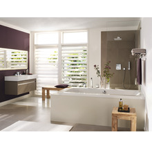 Modernes Badezimmer mit Badewanne, Dusche, Waschtisch und Fensterjalousien