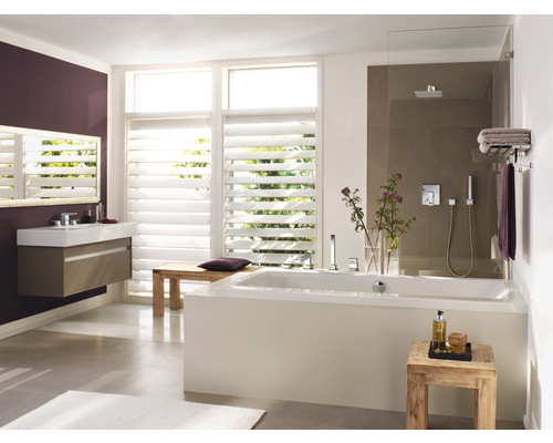 Modernes Badezimmer mit Badewanne, Dusche, Waschtisch und Fensterjalousien