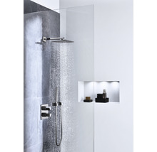 Offene Dusche mit Kopfbrause und Brauseschlauch sowie Ablagefach
