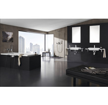 Badezimmer mit Badewanne, Dusche, Waschbecken und Spiegeln