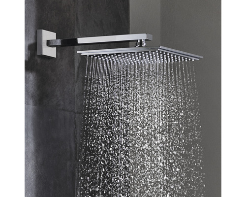 Quadratischer Duschkopf mit Wasserstrahlen