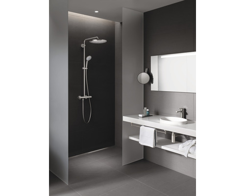 Modernes Badezimmer mit Dusche und Waschtisch