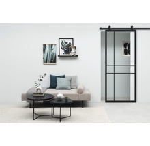 Wohnzimmer mit Sofa, Couchtisch und Glasschiebetür