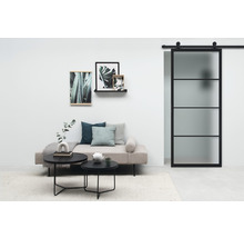 Wohnzimmer mit Schiebetür, Sofa, Couchtischen und Wanddekoration