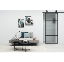 Wohnzimmer mit Schiebetür, Sofa, Couchtischen und Wanddekoration