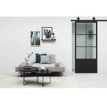 Wohnzimmer mit Sofa, Tisch, Wanddekoration und Schiebetür