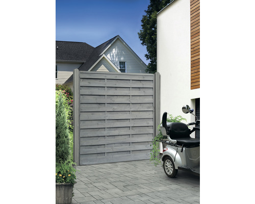 Moderner Sichtschutzzaun aus Holz im Außenbereich mit angrenzendem Haus.