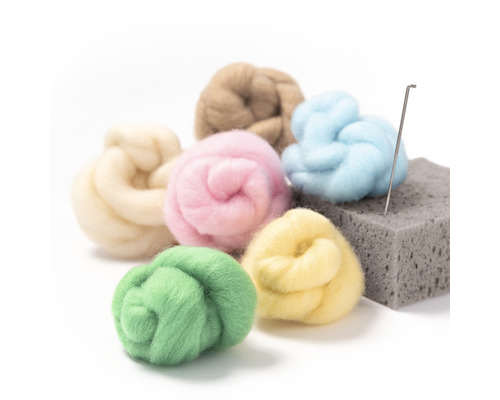 Verschiedenfarbige Wollfasern mit Filznadel und Unterlage