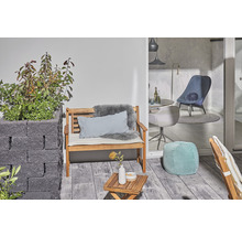 Terrasse mit Holzsitzbank, Pflanzkasten, Beistelltisch und Sitzkissen