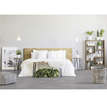 Helles Schlafzimmer mit Doppelbett, Nachttischen, Regalen und Dekoration