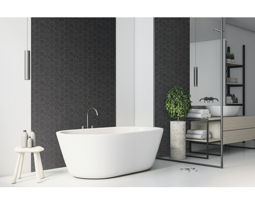 Wandbelag PVC Ceramics geometrisch grau schwarz 67,5 x 400 cm Badezimmer mit freistehender Badewanne, Waschtisch und dunklen sechseckigen Fliesen