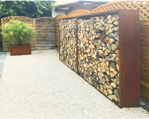 Garten mit Holzlager und Kiesweg