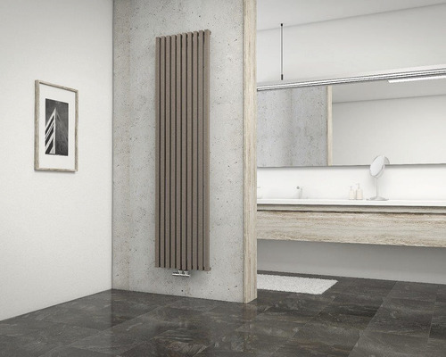 Designheizkörper Schulte Lyon 1800x462 café braun mit Mittelanschluss Badezimmer mit Heizkörper, Waschbecken und Spiegel