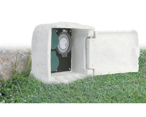 Gartensteckdose mit Zeitschaltuhr in Steinoptik auf Rasen