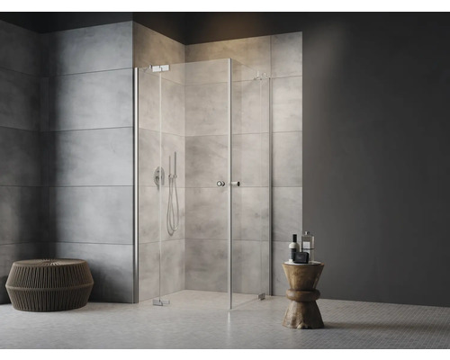 Begehbare Dusche mit Glastüren in einem Badezimmer mit Fliesenwänden
