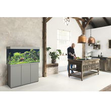 Einrichtung mit Aquarium auf Unterschrank in einem hellen Raum