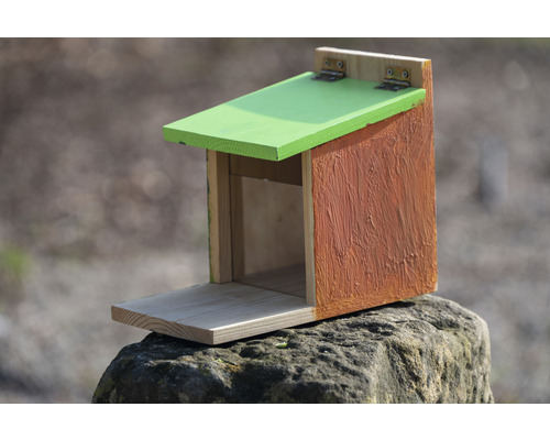 Holz-Fledermauskasten mit geöffnetem Dach