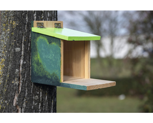 Nistkasten aus Holz an Baum befestigt