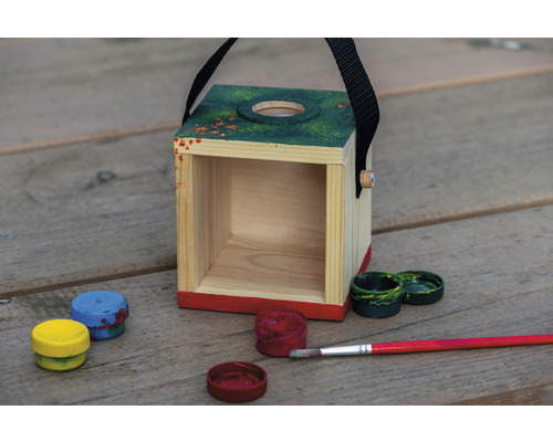 Dekoratives Holzhaus mit Tragegriff, Farben und Pinsel zur individuellen Gestaltung