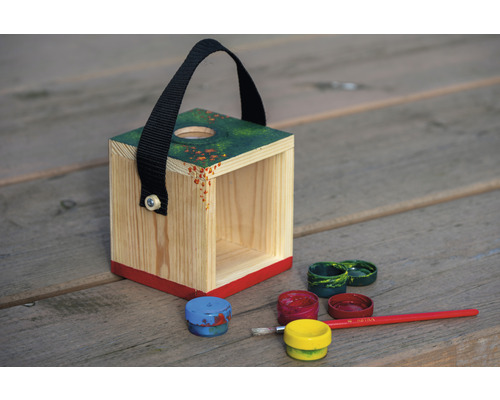 Holzvogelhaus mit Tragegriff, Farben und Pinsel
