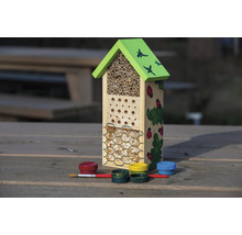 Dekoratives Insektenhotel aus Holz mit Farben und Pinsel