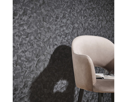 Nahaufnahme einer Wandtapete mit abstrakter Textur und einem Teil eines Stuhls